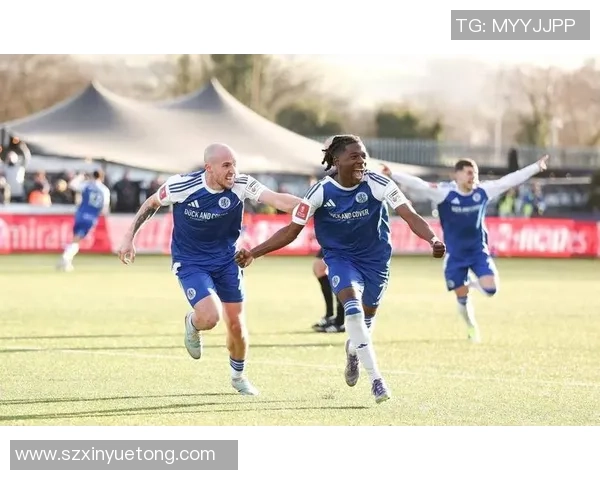 足总杯精彩对决：里昂与那不勒斯激战成平局补时进球引爆全场热情