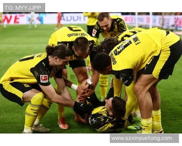 德甲焦点战:多特蒙德与曼联激战成平局绝杀时刻引发全场狂欢 德甲焦点战:多特蒙德与曼联激战成平局绝杀时刻引发全场狂欢